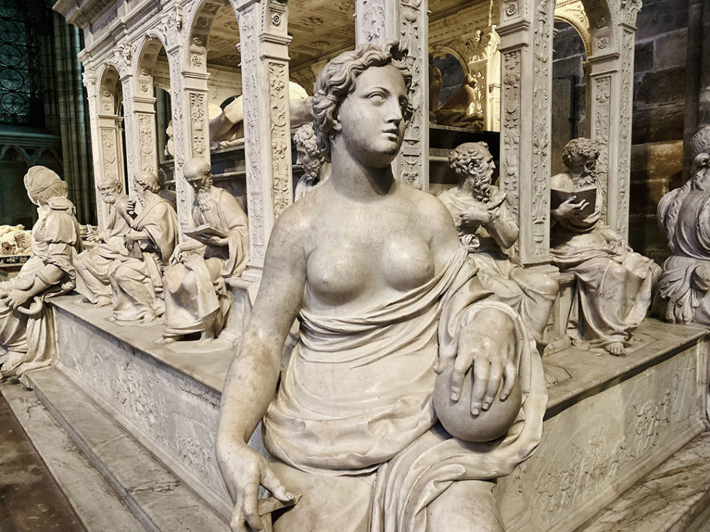Statue à la basilique de Saint-Denis