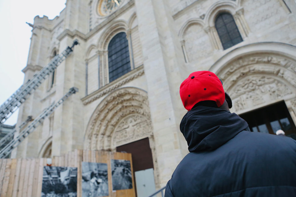 Samba admirant la basilique de Saint-Denis