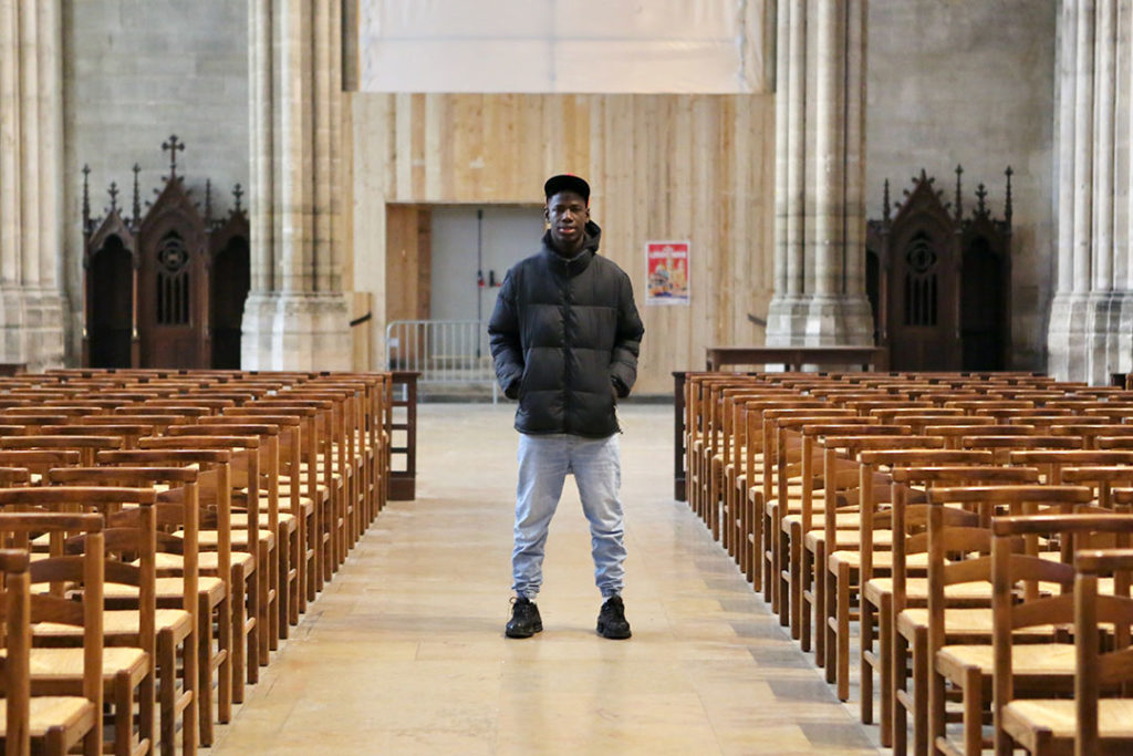 Samba posant dans la basilique de Saint-Denis
