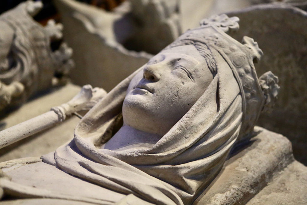Détail d'une statue de la basilique de Saint-Denis