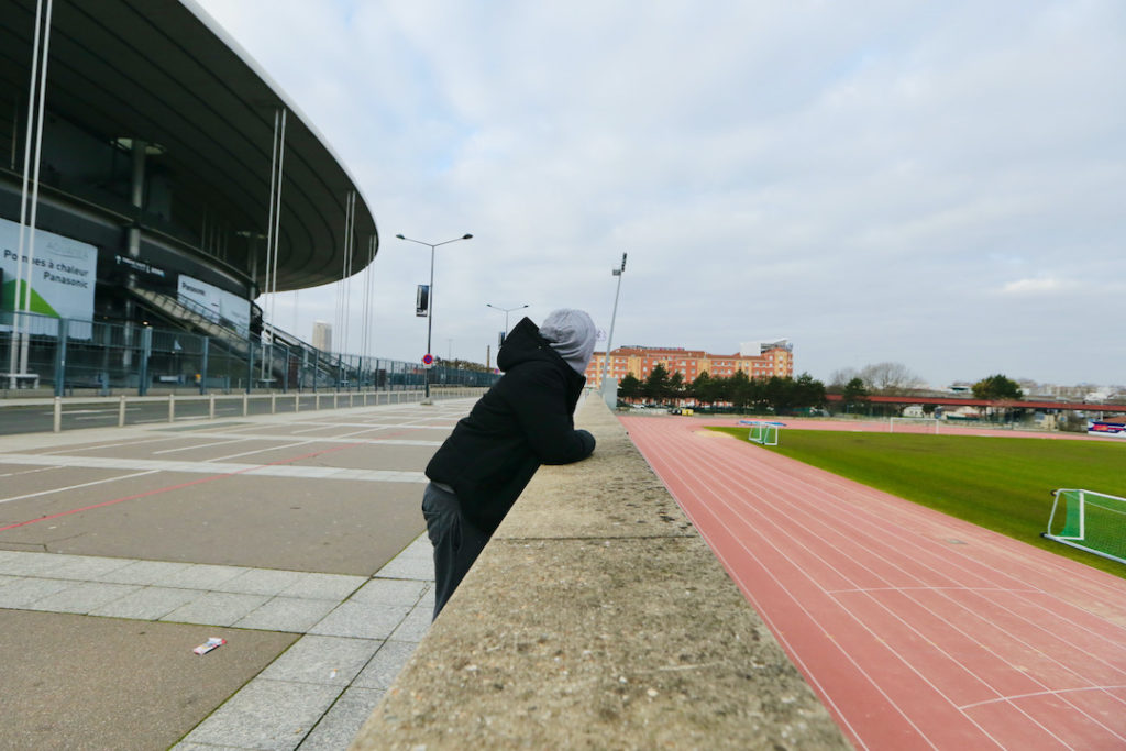 Junior devant le stade annexe du stade de France